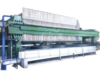 Full-automatic high-pressure chamber filter press used for dewatering sludge